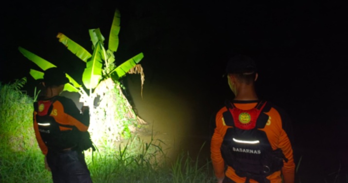 Anggota Tim Sar Gabungan sedang mencari dua atlet dayung yang tenggelam di sungai Laes, Pemalang.