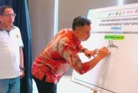 Anggota Komisi IX DPR RI, Edy Wuryanto menandatangani kerjasama sosialusasi program Germas dengan
Poltekkes Kemenkes Semarang, di Rembang, Minggu (24/5).

