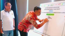Anggota Komisi IX DPR RI, Edy Wuryanto menandatangani kerjasama sosialusasi program Germas dengan
Poltekkes Kemenkes Semarang, di Rembang, Minggu (24/5).

