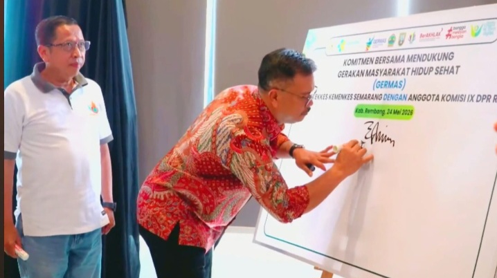 Anggota Komisi IX DPR RI, Edy Wuryanto menandatangani kerjasama sosialusasi program Germas dengan
Poltekkes Kemenkes Semarang, di Rembang, Minggu (24/5).

