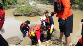 Tim SAR gabungan mengevakuasi jenazah dua remaja asal Desa Saradan, Dusun Kesapen, Kecamatan Pemalang, Kabupaten Pemalang yang hilang di sungai Laes desa Penggarit Kecamatan Taman, Pemalang, Senin (25/5/2026).