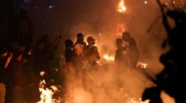 Pelaksanaan Tradisi Perang Obor di Desa Tegalsambi, Kecamatan Tahunan, Kabupaten Jepara, pada Senin (25/5/2026) malam.