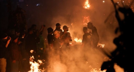 Pelaksanaan Tradisi Perang Obor di Desa Tegalsambi, Kecamatan Tahunan, Kabupaten Jepara, pada Senin (25/5/2026) malam.