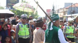 Anggota Polres Demak siaga mengamankan rangkaian tradisi Grebeg Besar Demak.