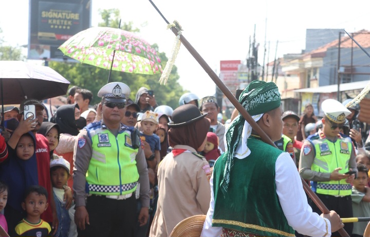 Anggota Polres Demak siaga mengamankan rangkaian tradisi Grebeg Besar Demak.