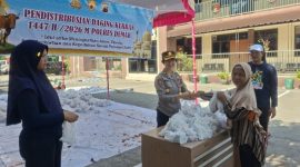 Anggota Polres Demak membagikan daging korban kepada masyarakat di halaman Gedung Wicaksana Laghawa, Satreskrim Polres Demak, Rabu (27/5).