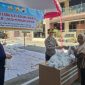 Anggota Polres Demak membagikan daging korban kepada masyarakat di halaman Gedung Wicaksana Laghawa, Satreskrim Polres Demak, Rabu (27/5).