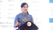 Ketua Dewan Komisioner OJK,  Friderica Widyasari Dewi, memberikan  sambutan pada Konferensi Nasional Pengembangan Ekonomi Daerah (KNPED) 2026 yang berlangsung di Balai Kartini Jakarta, Senin (25/5/2026).
