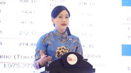 Ketua Dewan Komisioner OJK,  Friderica Widyasari Dewi, memberikan  sambutan pada Konferensi Nasional Pengembangan Ekonomi Daerah (KNPED) 2026 yang berlangsung di Balai Kartini Jakarta, Senin (25/5/2026).
