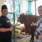 General Manager Pabrik Cilacap, Enjang Kusmana (kanan) bersama KH Muslihun menyalurkan satu ekor sapi di Masjid Agung Darussalam Cilacap.