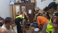 Anggota Polres Demak melaksananakan razia miras pada Sabtu (30/5).