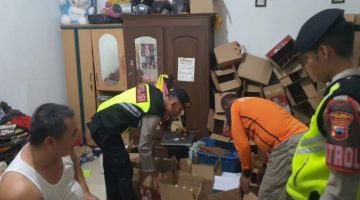 Anggota Polres Demak melaksananakan razia miras pada Sabtu (30/5).