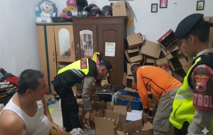 Anggota Polres Demak melaksananakan razia miras pada Sabtu (30/5).