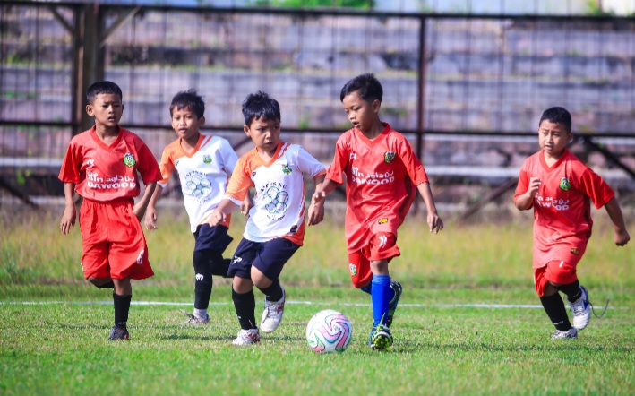 Para pemain sepakbola cilik sedang  berlaga di ajang Festival Forum Sepakbola Generasi Indonesia (FORSGI) yang digelar di Stadion Krida Rembang, Minggu  (31/5/2026) pagi.