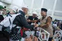 Gubernur Jawa Tengah, Ahmad Luthfi
menyambut kedatangan ratusan jemaah haji di Asrama Haji Donohudan, Kabupaten Boyolali, Selasa (2/6/2026) malam.