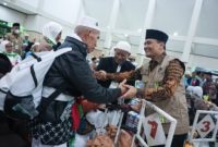 Gubernur Jawa Tengah, Ahmad Luthfi
menyambut kedatangan ratusan jemaah haji di Asrama Haji Donohudan, Kabupaten Boyolali, Selasa (2/6/2026) malam.