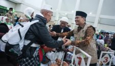 Gubernur Jawa Tengah, Ahmad Luthfi
menyambut kedatangan ratusan jemaah haji di Asrama Haji Donohudan, Kabupaten Boyolali, Selasa (2/6/2026) malam.
