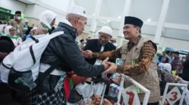 Gubernur Jawa Tengah, Ahmad Luthfi
menyambut kedatangan ratusan jemaah haji di Asrama Haji Donohudan, Kabupaten Boyolali, Selasa (2/6/2026) malam.