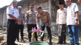 Kapolres Demak, AKBP Arrizal Samelino Gandasaputra, meresmikan operasional sumur bor di Dukuh Solondoko, Desa Trimulyo, Kecamatan Guntur, Rabu (3/6/2026).