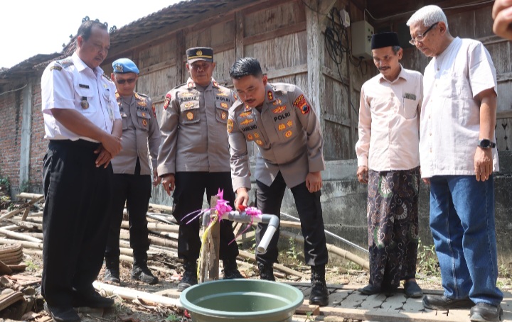Kapolres Demak, AKBP Arrizal Samelino Gandasaputra, meresmikan operasional sumur bor di Dukuh Solondoko, Desa Trimulyo, Kecamatan Guntur, Rabu (3/6/2026).