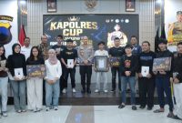 Kapolres Wonosobo, AKBP M. Kasim Akbar Bantilan (tengah), bersama para juara Turnamen Esport Kapolres Cup 2026.