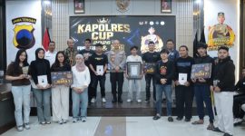 Kapolres Wonosobo, AKBP M. Kasim Akbar Bantilan (tengah), bersama para juara Turnamen Esport Kapolres Cup 2026.
