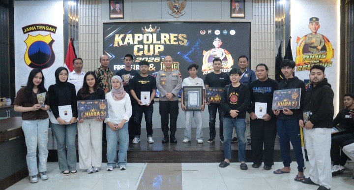 Kapolres Wonosobo, AKBP M. Kasim Akbar Bantilan (tengah), bersama para juara Turnamen Esport Kapolres Cup 2026.