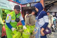 Pemkab Rembang bekerja sama dengan Pertamina menggelar operasi pasar LPG 3 kilogram di Kecamatan Rembang, Senin (8/6/2026).