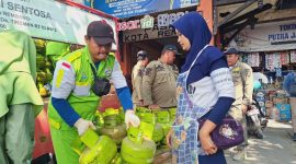 Pemkab Rembang bekerja sama dengan Pertamina menggelar operasi pasar LPG 3 kilogram di Kecamatan Rembang, Senin (8/6/2026).