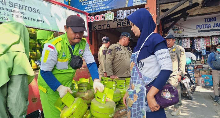 Pemkab Rembang bekerja sama dengan Pertamina menggelar operasi pasar LPG 3 kilogram di Kecamatan Rembang, Senin (8/6/2026).