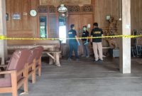 Personil Polsek Karangawen bersama Tim Inafis dan Unit Resmob Satreskrim Polres Demak melakukan olah tempat kejadian perkara (TKP) kebakaran rumah, Selasa (9/6).