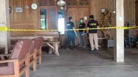 Personil Polsek Karangawen bersama Tim Inafis dan Unit Resmob Satreskrim Polres Demak melakukan olah tempat kejadian perkara (TKP) kebakaran rumah, Selasa (9/6).