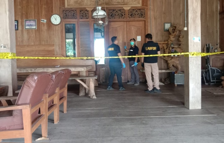 Personil Polsek Karangawen bersama Tim Inafis dan Unit Resmob Satreskrim Polres Demak melakukan olah tempat kejadian perkara (TKP) kebakaran rumah, Selasa (9/6).