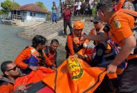 Tim SAR gabungan sedang mengevakuasi satu jenazah dari dua orang pemancing yang tenggelam di Area Bendung Karet sungai Kalijajar desa Jatirogo Bonang, kabupaten Demak, Selasa (9/6).