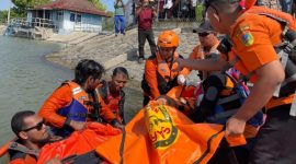 Tim SAR gabungan sedang mengevakuasi satu jenazah dari dua orang pemancing yang tenggelam di Area Bendung Karet sungai Kalijajar desa Jatirogo Bonang, kabupaten Demak, Selasa (9/6).