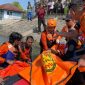 Tim SAR gabungan sedang mengevakuasi satu jenazah dari dua orang pemancing yang tenggelam di Area Bendung Karet sungai Kalijajar desa Jatirogo Bonang, kabupaten Demak, Selasa (9/6).