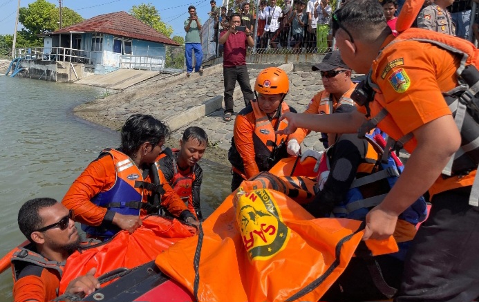 Tim SAR gabungan sedang mengevakuasi satu jenazah dari dua orang pemancing yang tenggelam di Area Bendung Karet sungai Kalijajar desa Jatirogo Bonang, kabupaten Demak, Selasa (9/6).