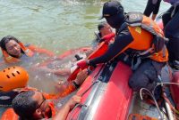 Tim SAR gabungan sedang mengevakuasi jenazah Muklisin (60), yang tenggelam di area Bendung Karet sungai Kalijajar, Demak.