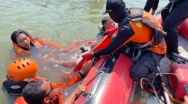 Tim SAR gabungan sedang mengevakuasi jenazah Muklisin (60), yang tenggelam di area Bendung Karet sungai Kalijajar, Demak.