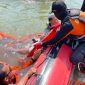 Tim SAR gabungan sedang mengevakuasi jenazah Muklisin (60), yang tenggelam di area Bendung Karet sungai Kalijajar, Demak.