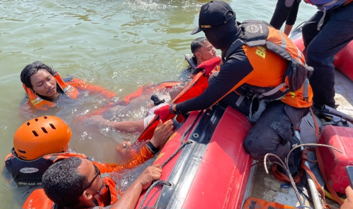 Tim SAR gabungan sedang mengevakuasi jenazah Muklisin (60), yang tenggelam di area Bendung Karet sungai Kalijajar, Demak.