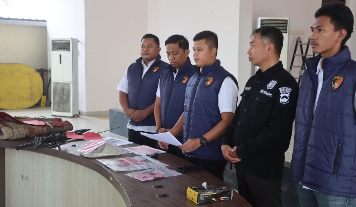 Konferensi pers kasus pembakaran dua Rumah di Karangawen, berlangsung di Mapolres Demak, Jum'at (12/6/2026).