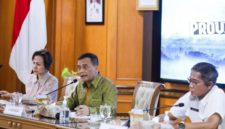 Gubernur Jawa Tengah, Ahmad Luthfi
saat Rapat Koordinasi Tindak Lanjut Pembenahan Tata Kelola Pertambangan MBLB bersama tim Kedeputian Bidang Koordinasi dan Supervisi (Korsup) KPK, di Kantor Gubernur Jateng, Jumat (12/6/2026).