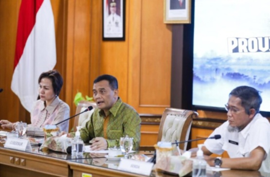Gubernur Jawa Tengah, Ahmad Luthfi 
saat Rapat Koordinasi Tindak Lanjut Pembenahan Tata Kelola Pertambangan MBLB bersama tim Kedeputian Bidang Koordinasi dan Supervisi (Korsup) KPK, di Kantor Gubernur Jateng, Jumat (12/6/2026).