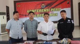Kasat Resnarkoba Polres Demak, Iptu Yusup (tengah), saat konferensi pers di Pendopo Parama Satwika Polres Demak, Senin (15/6/2026).
