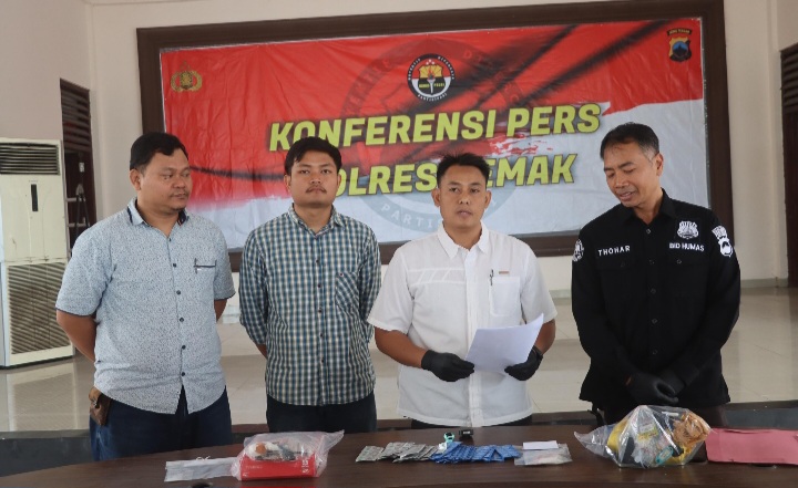 Kasat Resnarkoba Polres Demak, Iptu Yusup (tengah), saat konferensi pers di Pendopo Parama Satwika Polres Demak, Senin (15/6/2026).