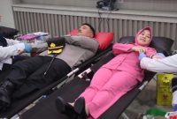 Kapolres Demak, AKBP Arrizal Samelino Gandasaputra bersama istri ikut donor darah yang digelar di Aula Wicaksana Laghawa Polres Demak, Senin (14/6/2026).