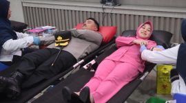 Kapolres Demak, AKBP Arrizal Samelino Gandasaputra bersama istri ikut donor darah yang digelar di Aula Wicaksana Laghawa Polres Demak, Senin (14/6/2026).