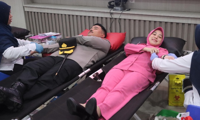 Kapolres Demak, AKBP Arrizal Samelino Gandasaputra bersama istri ikut donor darah yang digelar di Aula Wicaksana Laghawa Polres Demak, Senin (14/6/2026).