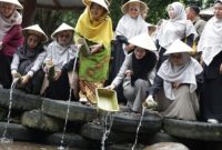 Ketua Tim Penggerak PKK Provinsi Jawa Tengah, Nawal Arafah Yasin (tengah) dalam Puncak Semarak Milad ke-95 PW Nasyiatul Aisyiyah Jawa Tengah yang digelar di Wisata Mata Air Sendang Senjoyo Desa Tegalwaton, Kecamatan Tengaran, Kabupaten Semarang, Minggu (14/6/2026).